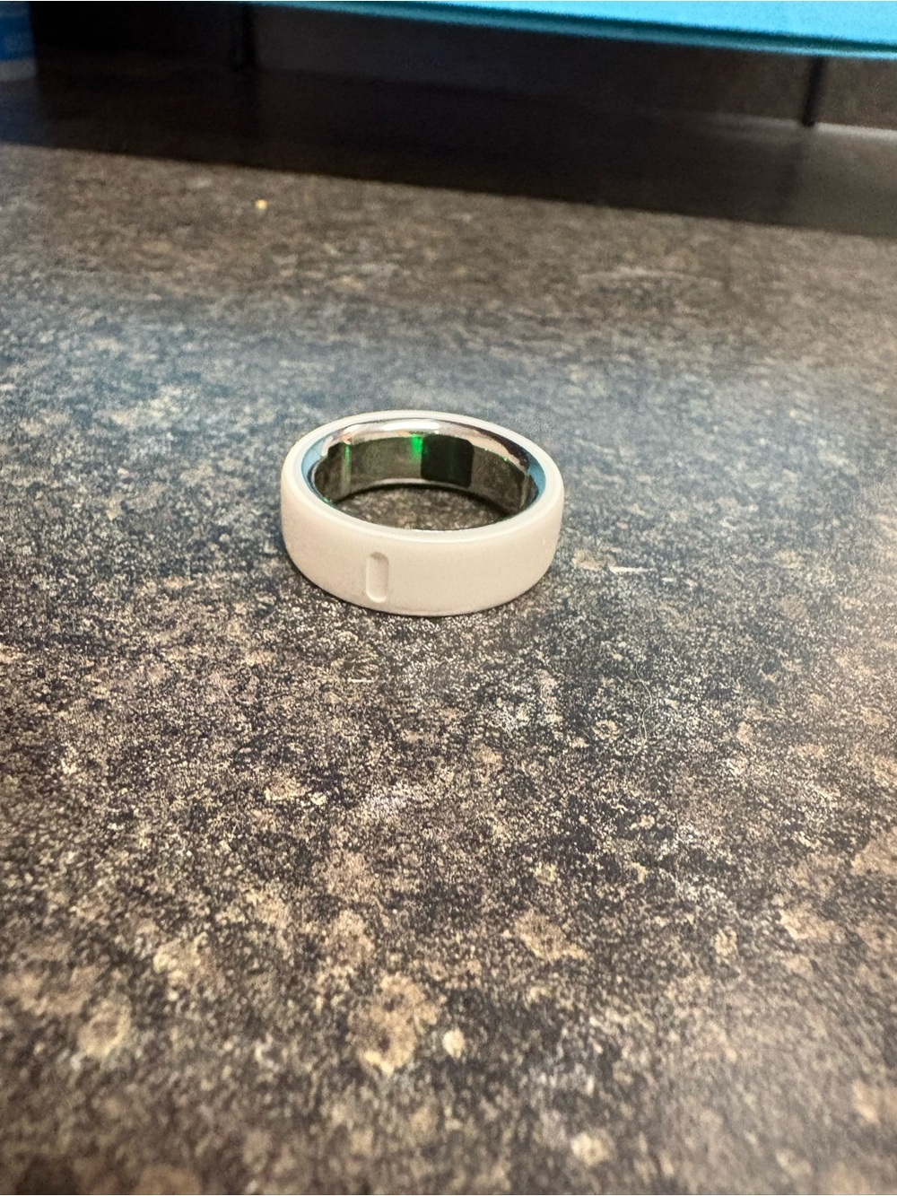 Oura Ring 4 Ceramic Cloud White